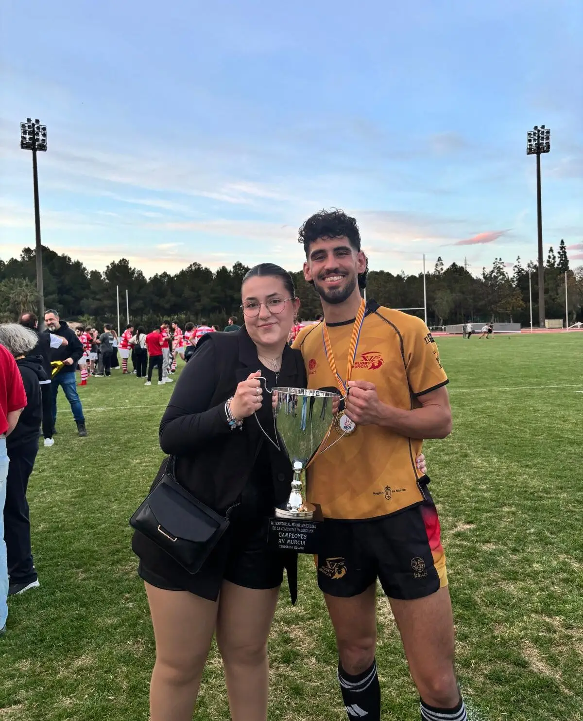 Francisco, fundador de Clutch Commerce, celebrando un campeonato de rugby junto a su pareja